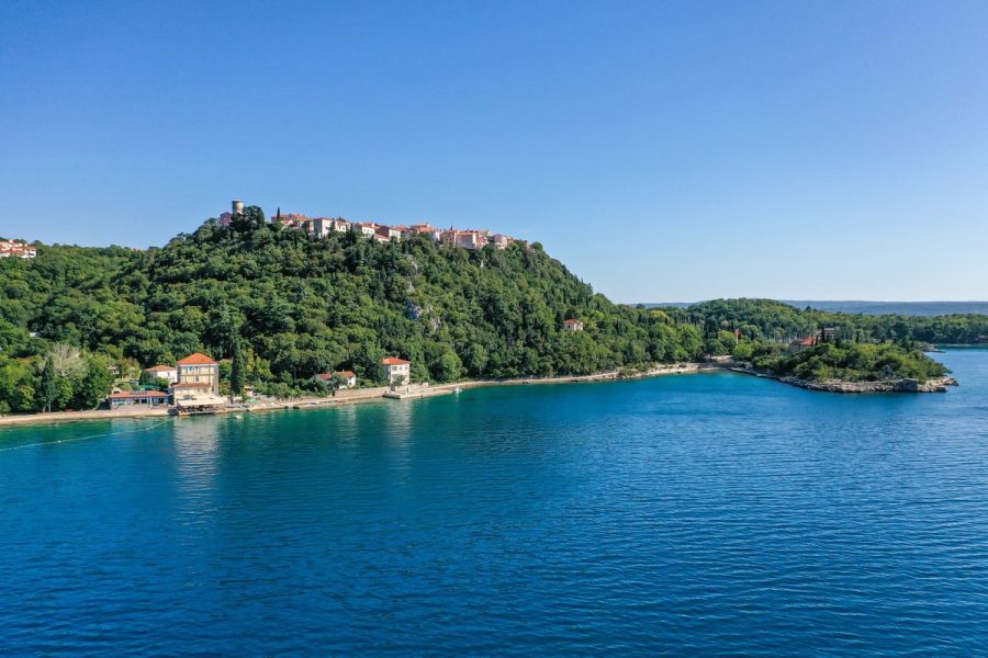 Ljetni bijeg na more: Ekskluzivni jednodnevni izlet u Omišalj (Samo za vašu grupu!)